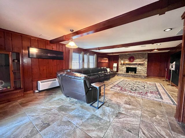 712 Maple Lane, Newburgh, IN 47630