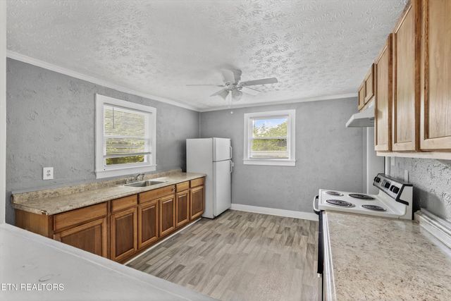 5802 N Broadway St, Knoxville, TN 37918