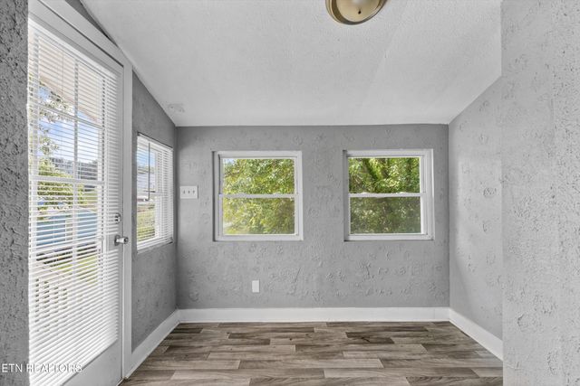 5802 N Broadway St, Knoxville, TN 37918