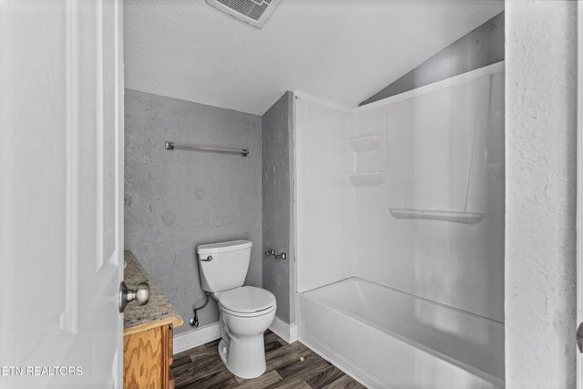 5802 N Broadway St, Knoxville, TN 37918