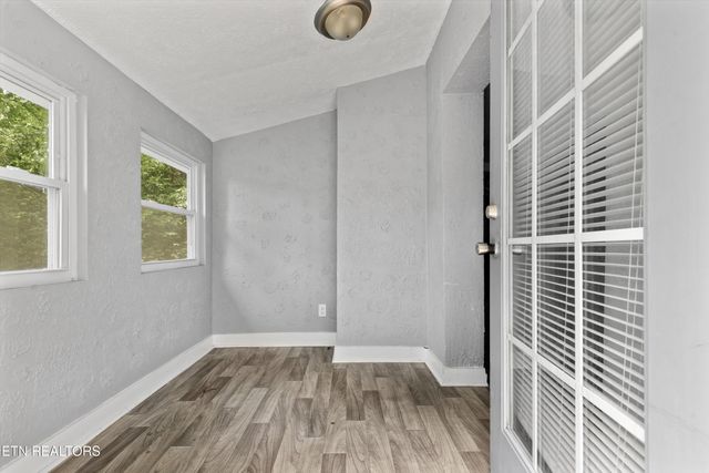 5802 N Broadway St, Knoxville, TN 37918