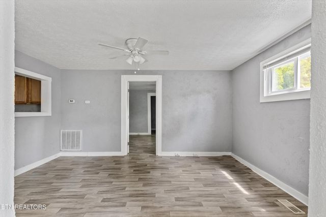 5802 N Broadway St, Knoxville, TN 37918