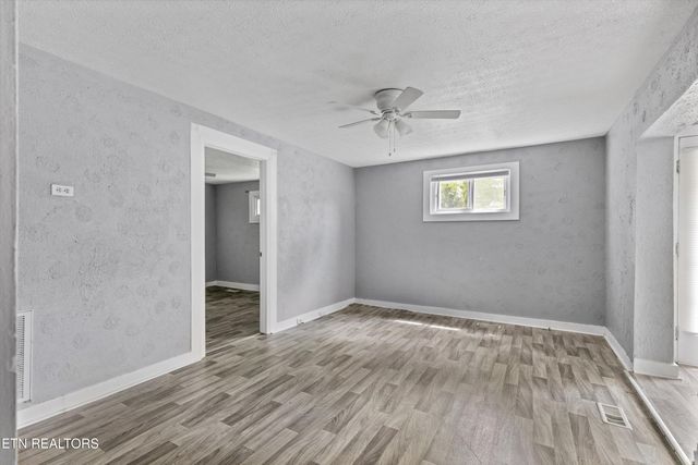 5802 N Broadway St, Knoxville, TN 37918