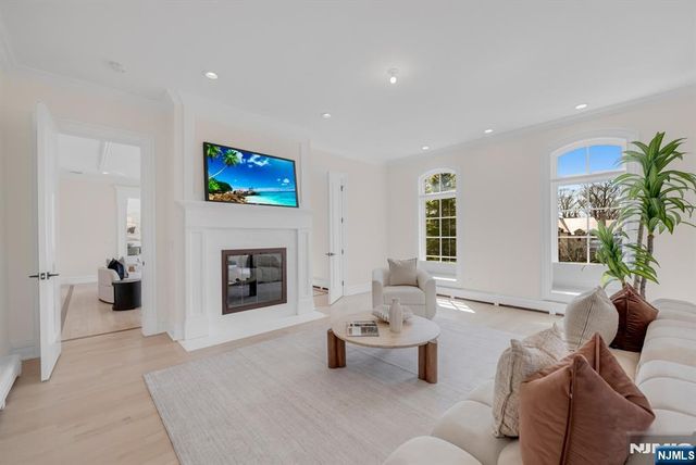 11 Alford Drive, Saddle River, NJ 07458