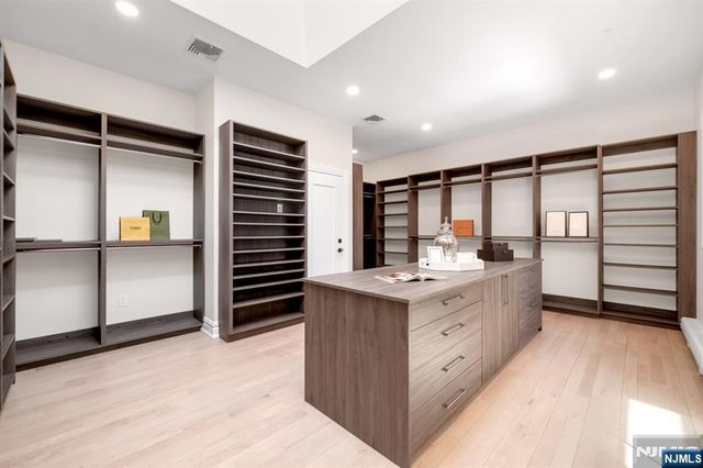 11 Alford Drive, Saddle River, NJ 07458