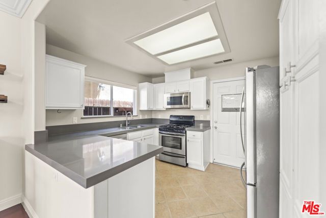 8554 Burnet Avenue 125, North Hills (los Angeles), CA 91343