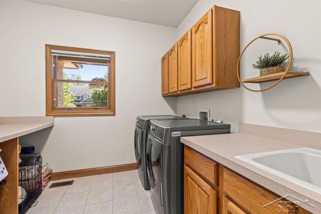 403 Shirewood Lane, Midland, MI 48642