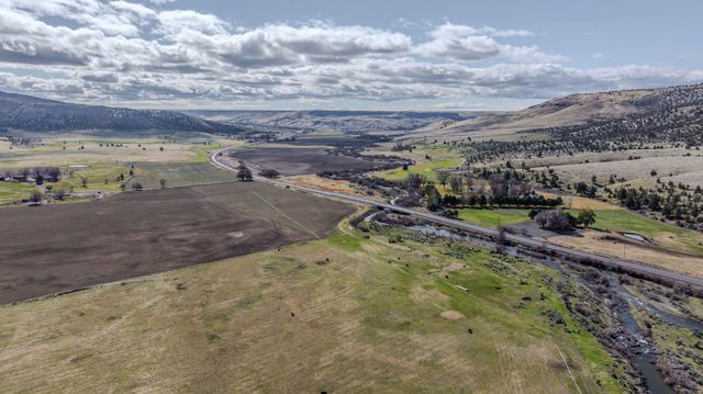 11251 NE HWY 97, Madras, OR 97741