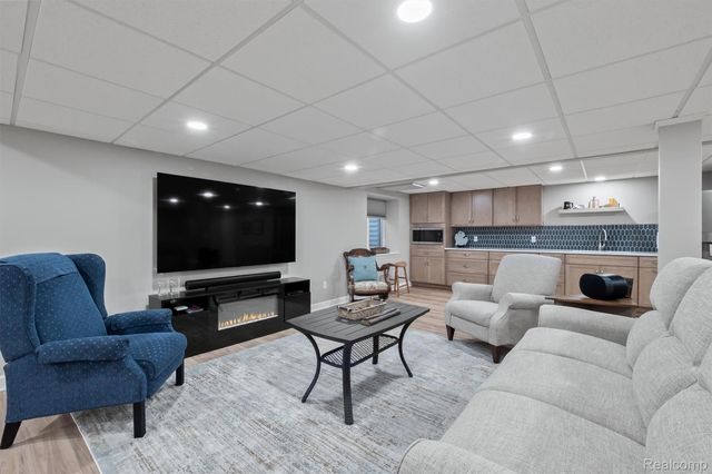 49121 Garrett Court, Macomb Township, MI 48042