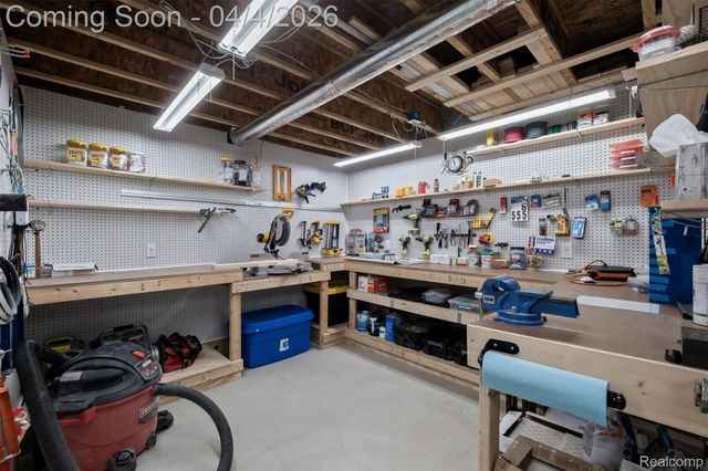 49121 Garrett Court, Macomb Township, MI 48042