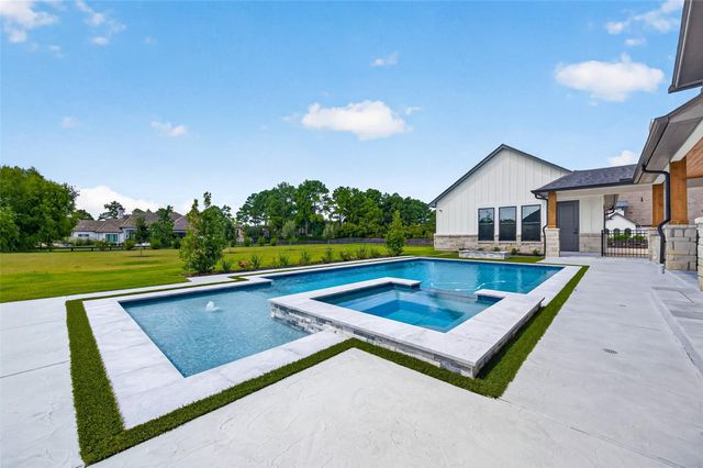 8 Little Sorrell Court, Tomball, TX 77377