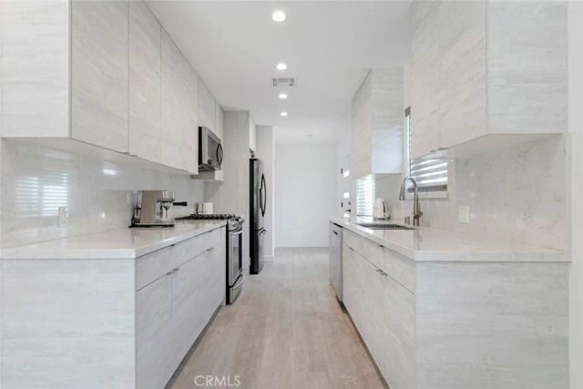 6709 Mammoth Avenue, Valley Glen, CA 91405