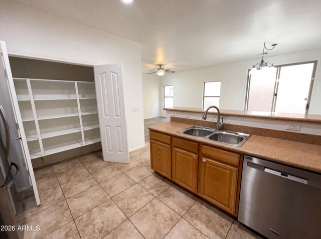 5865 E HOLMES Avenue, Mesa, AZ 85206