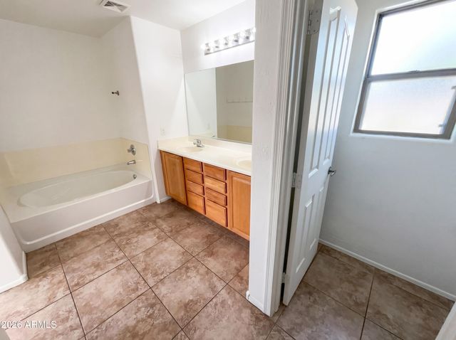 5865 E HOLMES Avenue, Mesa, AZ 85206