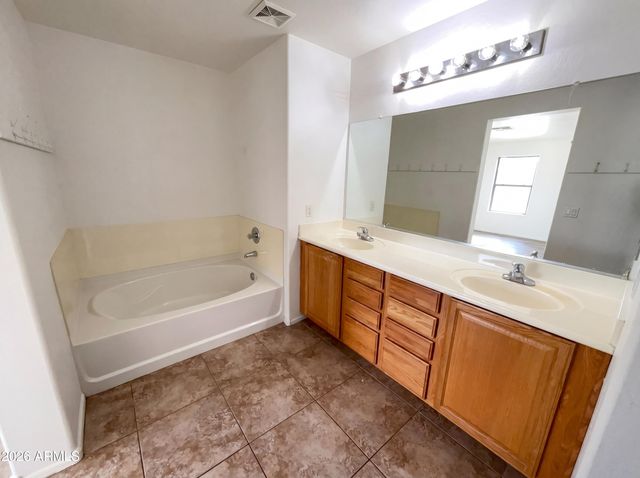 5865 E HOLMES Avenue, Mesa, AZ 85206