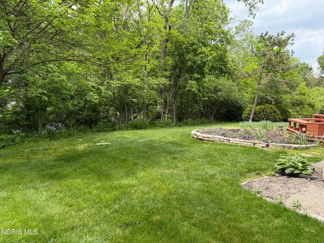 816 Oak Knoll Drive, Perrysburg, OH 43551