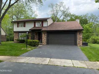 816 Oak Knoll Drive, Perrysburg, OH 43551