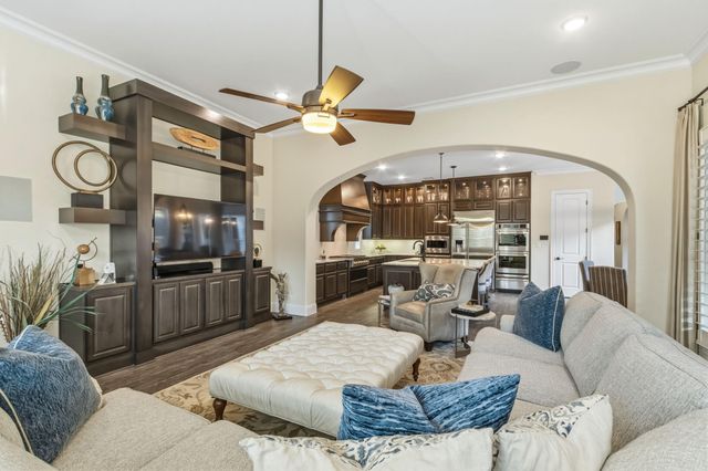 134 S Curly Willow Circle, Tomball, TX 77375