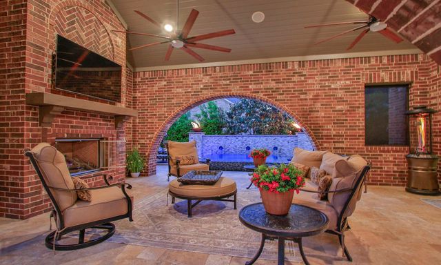 134 S Curly Willow Circle, Tomball, TX 77375