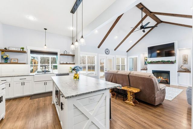 702 Viney Grove Road, Prairie Grove, AR 72753