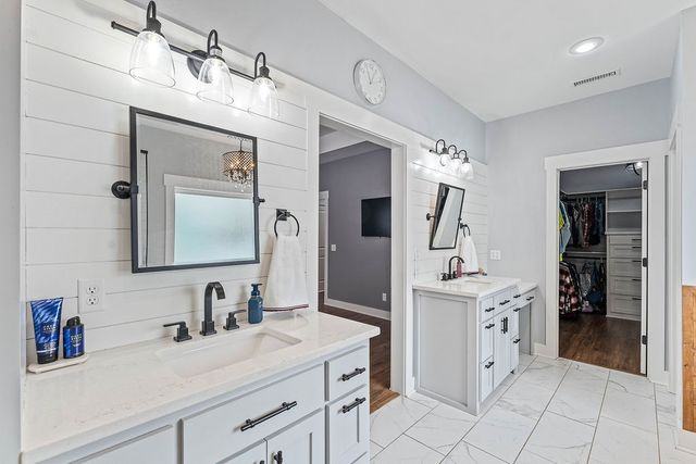 702 Viney Grove Road, Prairie Grove, AR 72753