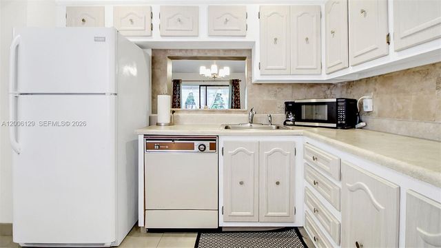 4000 NW 44th Avenue 306, Lauderdale Lakes, FL 33319