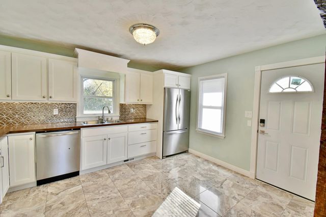 42 Oday Street, Maplewood, MN 55119