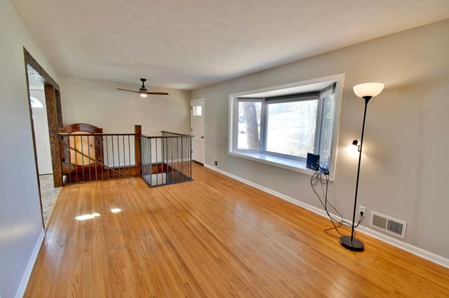 42 Oday Street, Maplewood, MN 55119