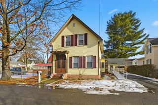 108 Marshall Rd, Lowell, MA 01852