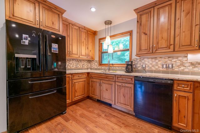 41 Mountain Drive, Pleasant Valley, NY 12569