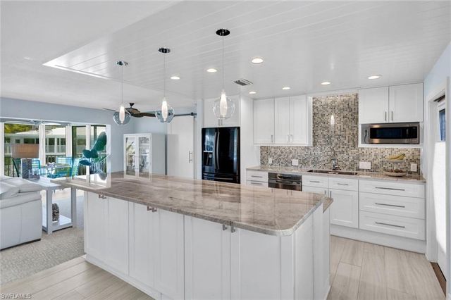 388 Harbour DR 388, Naples, FL 34103
