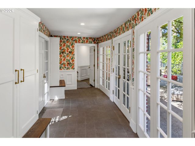 11522 S RIVERWOOD Rd, Portland, OR 97219