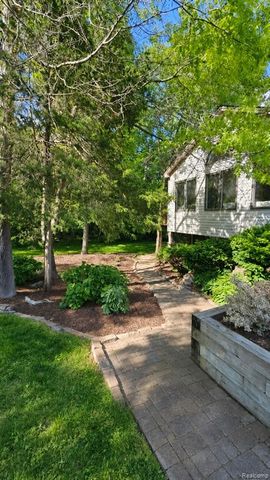 950 Fuller Lane, White Lake, MI 48386