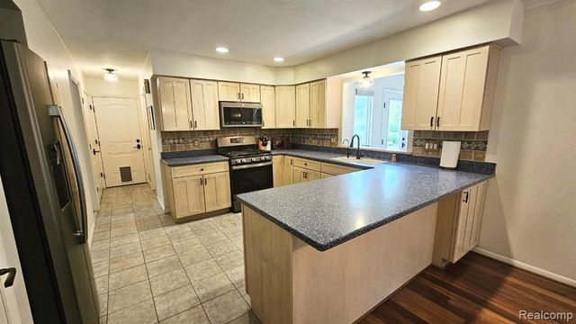 950 Fuller Lane, White Lake, MI 48386