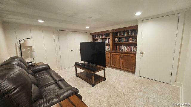 950 Fuller Lane, White Lake, MI 48386