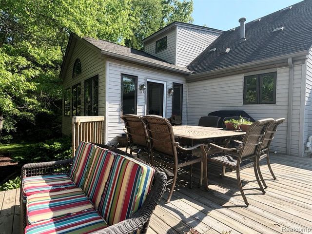 950 Fuller Lane, White Lake, MI 48386