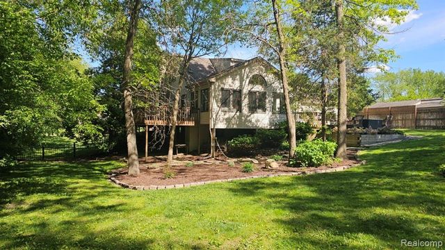 950 Fuller Lane, White Lake, MI 48386