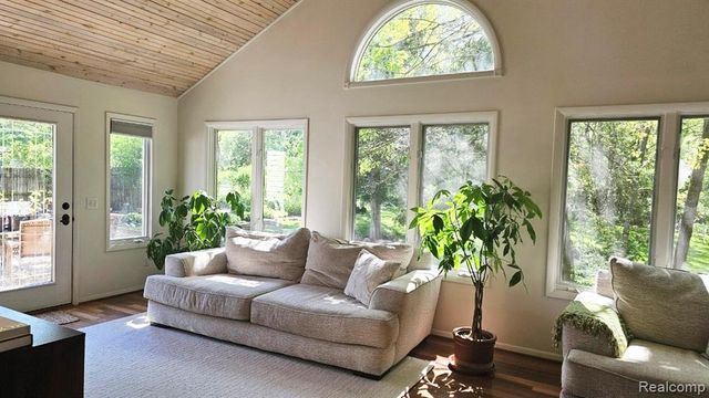950 Fuller Lane, White Lake, MI 48386
