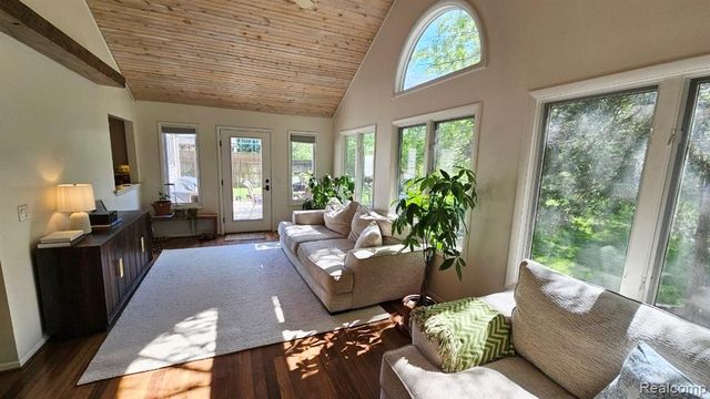 950 Fuller Lane, White Lake, MI 48386