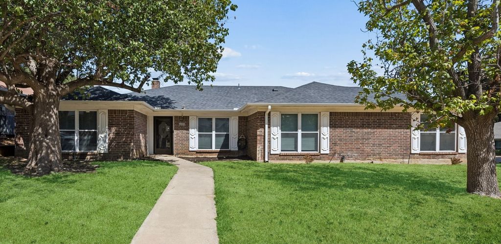 900 Rosewood Court, Euless, TX 76039 — exterior