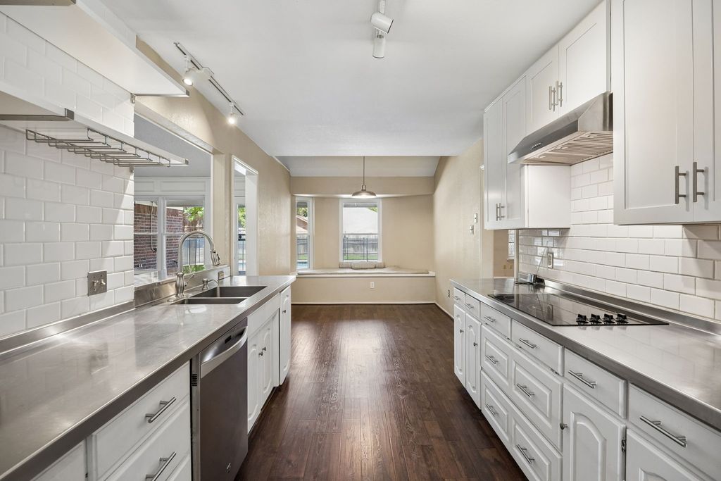 900 Rosewood Court, Euless, TX 76039 — photo 4