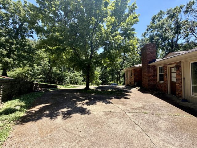 600 Vanoke Dr, Madison, TN 37115