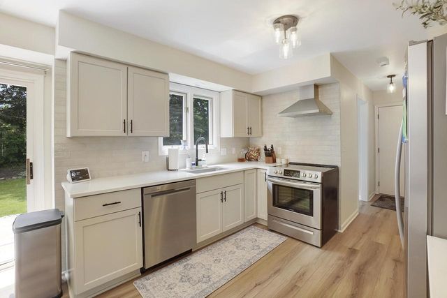 N30W23511 Greenfield COURT, Pewaukee, WI 53072