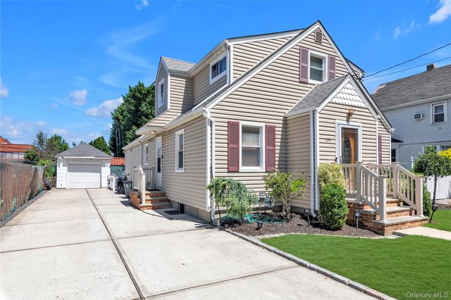130 Custer Avenue, Williston Park, NY 11596