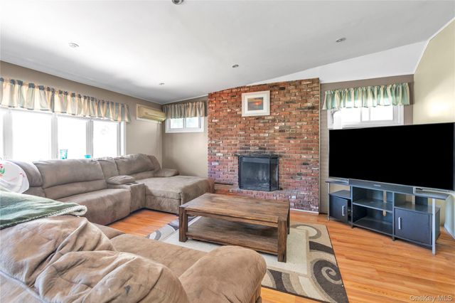 130 Custer Avenue, Williston Park, NY 11596