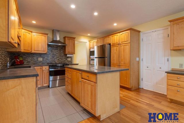 2330 S 75 Street, Lincoln, NE 68506