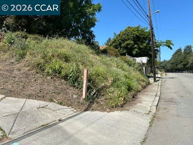 5229 Macarthur Blvd, Oakland, CA 94619