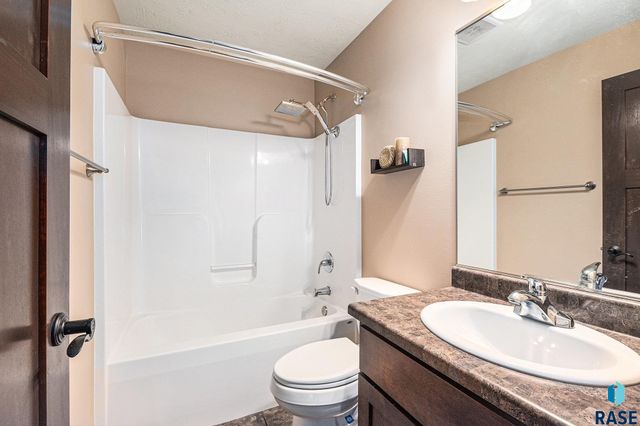 5016 S Winston Ln Lane, Sioux Falls, SD 57108