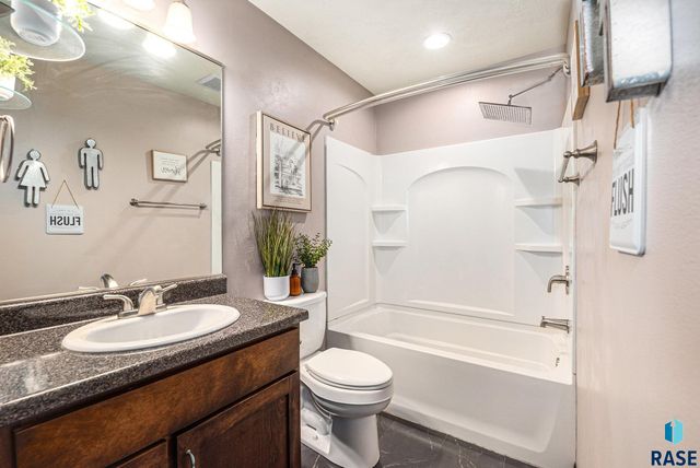 5016 S Winston Ln Lane, Sioux Falls, SD 57108