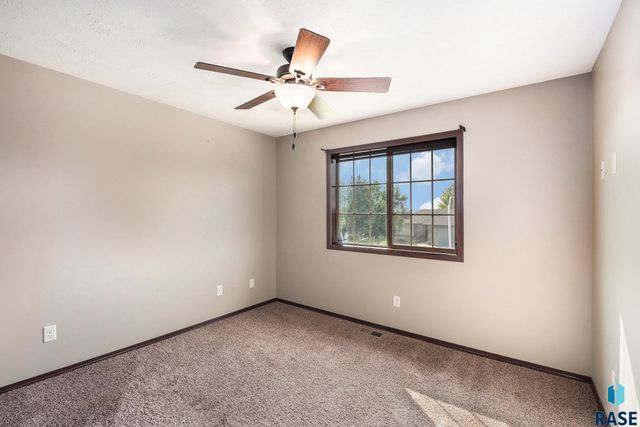 5016 S Winston Ln Lane, Sioux Falls, SD 57108